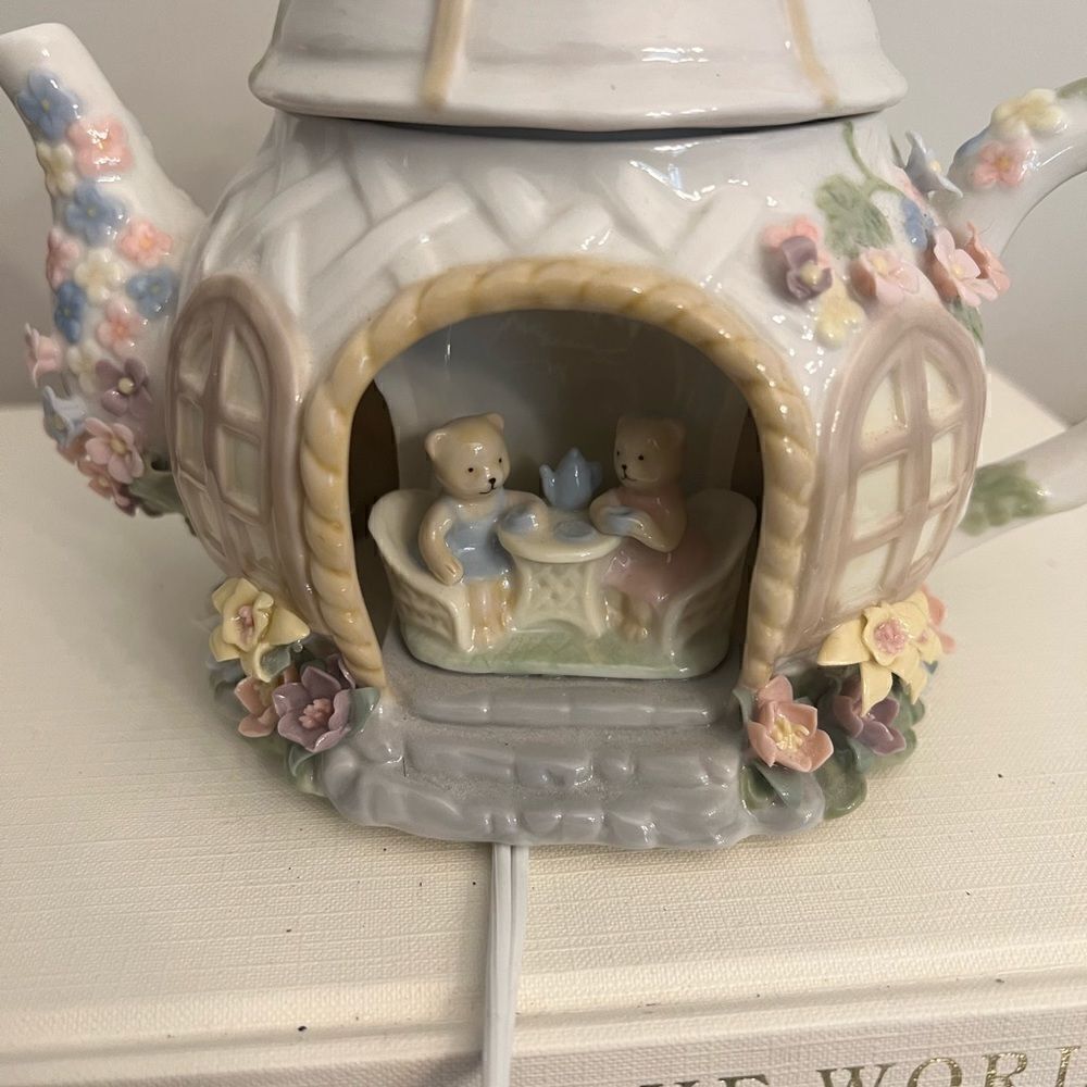 Royal Albert Rare 2006 bears Floral Tea House vtg musical lamp. Retired tea pot.
